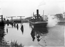 816391 Afbeelding van een schip in de sluis in het Merwedekanaal te Utrecht. Rechts op de achtergrond enkele huizen aan ...